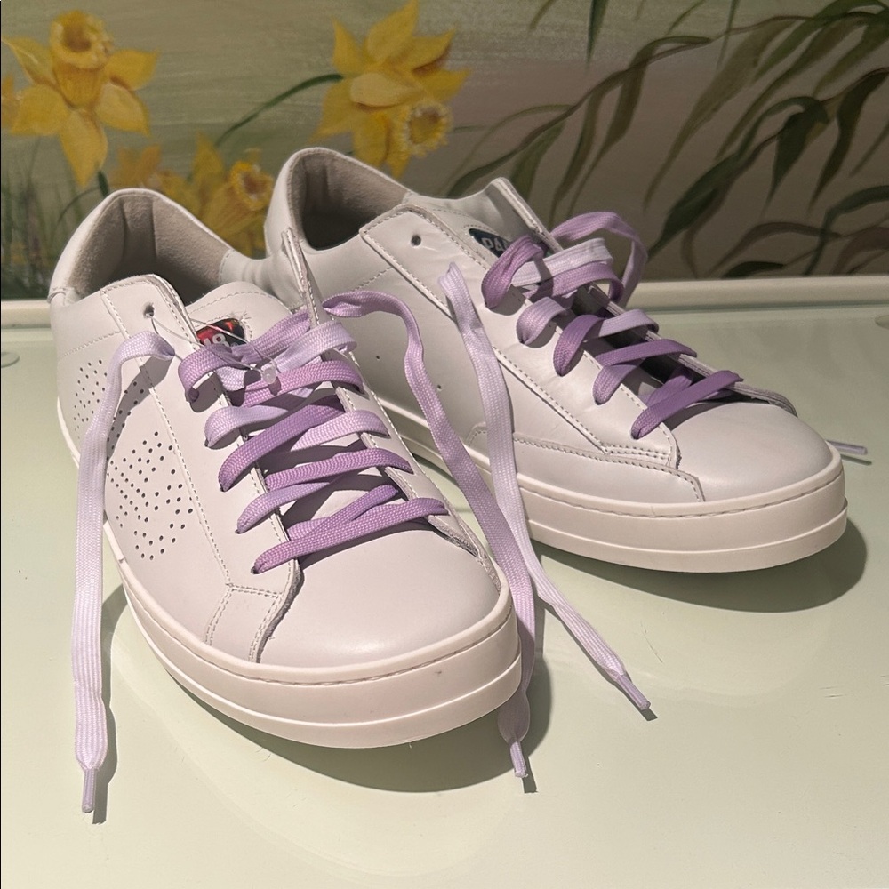 NWOB💜P448 White Leather Sneakers with Lavender Details. Size 42 = 10.5